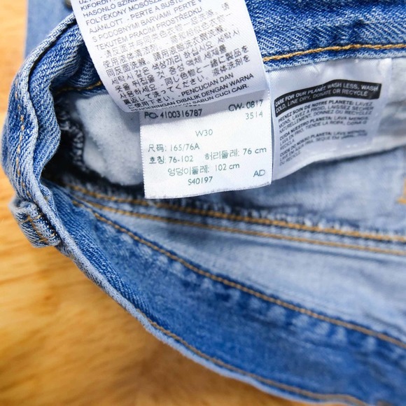 Levis Womens Denim Shorts Size 30 Mid Rise Studded Raw Cut Off Hem Medium Wash - Picture 8 of 11